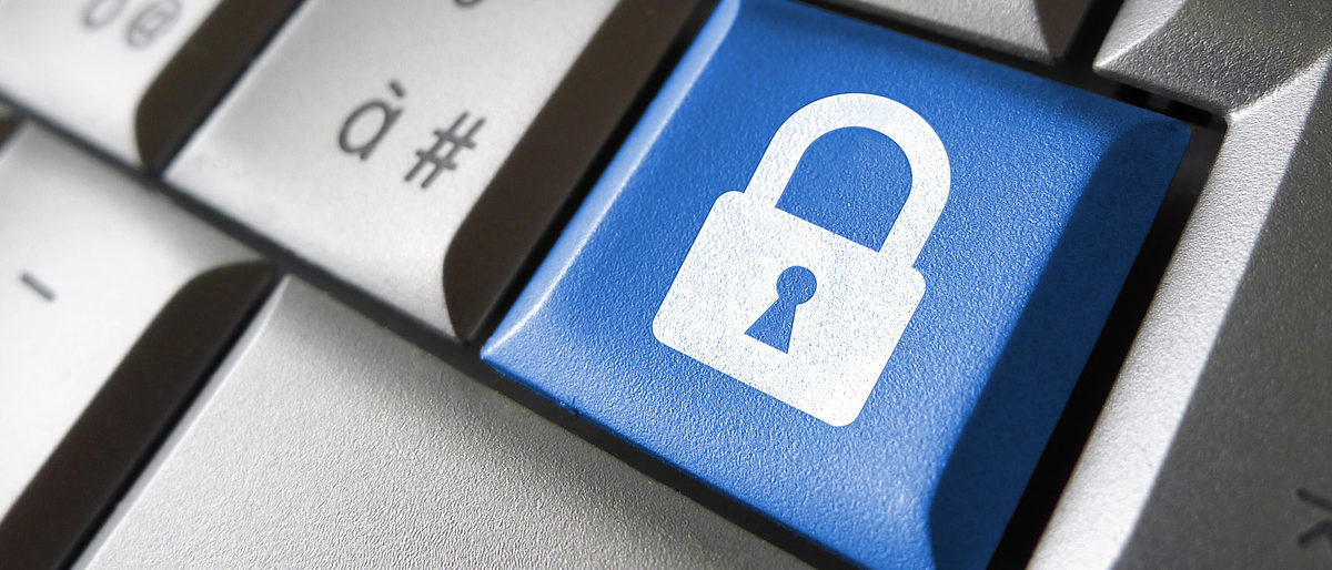 Internet, web and computer data security concept with padlock icon and symbol on a blue laptop key for website and online business. Schlagwort(e): computer, data, security, protection, lock, digital, padlock, icon, symbol, technology, secure, password, access, laptop, key, business, internet, safety, web, mobile, online, concept, network, firewall, login, spyware, antivirus, transfer, hacker, virus, code, service, cloud, computing, networking, email, database, data protection, privacy, information, website, background