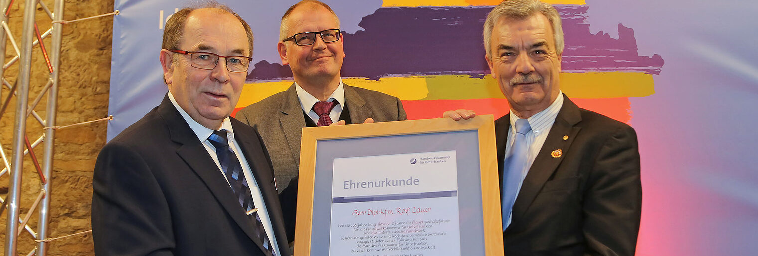 Auszeichnung für langjährige Vorbildfunktion: (v.l.) Handwerkskammerpräsident Walter Heußlein, Hauptgeschäftsführer Ludwig Paul und der Geehrte, Rolf Lauer, ehemaliger Hauptgeschäftsführer der Handwerkskammer für Unterfranken. Auszeichnung für langjährige Vorbildfunktion: (v.l.) Handwerkskammerpräsident Walter Heußlein, Hauptgeschäftsführer Ludwig Paul und der Geehrte, Rolf Lauer, ehemaliger Hauptgeschäftsführer der Handwerkskammer für Unterfranken.