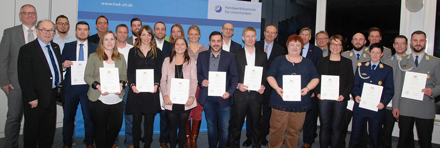 Die Meisterpreisträger unter den Absolventen der Aufstiegsfortbildungen an der Akademie für Unternehmensführung 2018.