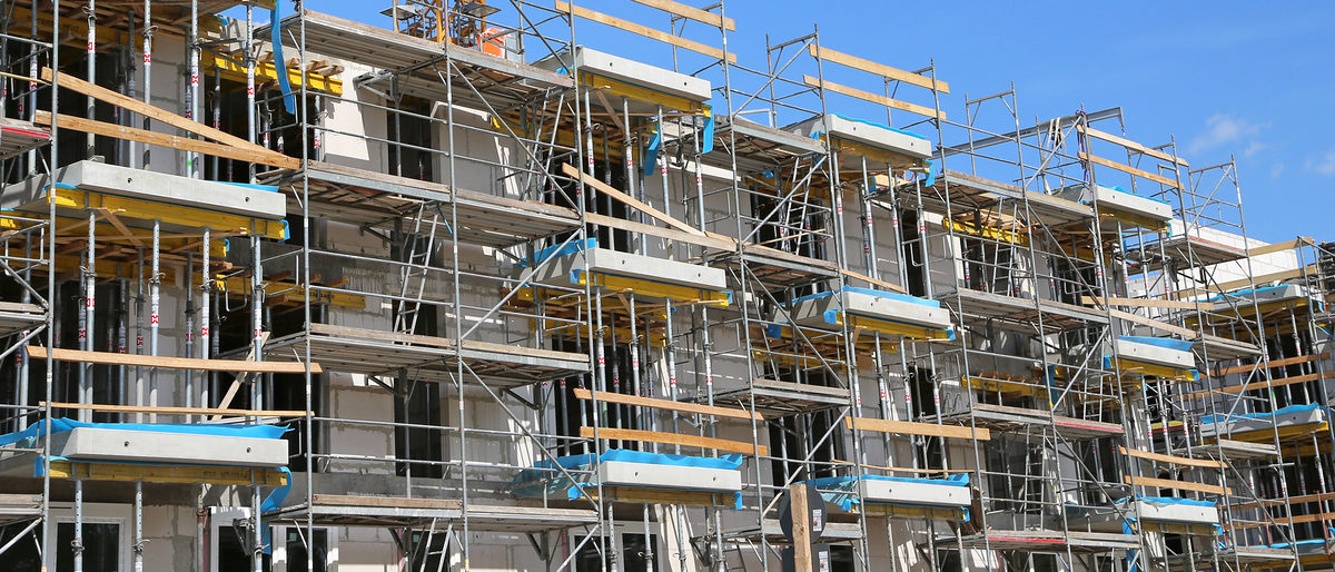 Die Betriebe des Bauhandwerks in Unterfranken zeigten sich im 2. Quartal 2018 am zufriedensten mit ihrer Geschäftslage und bleiben damit die Zugpferde der anhaltend guten Konjunktur. Foto: amh-online.de neubau, baustelle, haus, gebäude, bauwerk, bau, baukran, klinker, beton, hamburg, gerüst, baugerüst, bauen, bauprojekt, betonbau, kran, betonfertigteile, hausbau, wohnanlage, wohnungsbau, immobilie, immobilien, wohnungen, bauboom, betonfertigteil, mauer, mauerwerk, stein, betonbauer, fertigbeton, fertigteil, fertigteilbau, geschoss, ortbeton, spannbeton, stahlbeton, statiker, statik, tragwerk, tragwerksplaner, träger, bauingenieur, architekt, architektur, etage, hochbau, rohbau, balkone, stützen