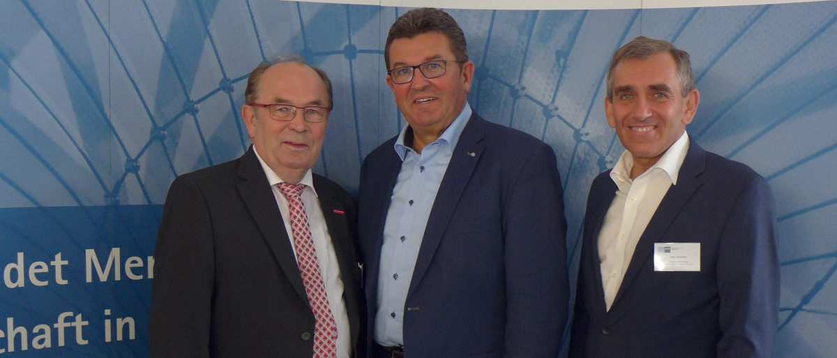 Staatsminister Franz-Josef Pschierer (Mitte) gemeinsam mit den Präsidenten der Handwerkskammer für Unterfranken Walter Heußlein (links) und der IHK Würzburg-Schweinfurt Otto Kirchner (rechts). Staatsminister Franz-Josef Pschierer (Mitte) gemeinsam mit den Präsidenten der Handwerkskammer für Unterfranken Walter Heußlein (links) und der IHK Würzburg-Schweinfurt Otto Kirchner (rechts).