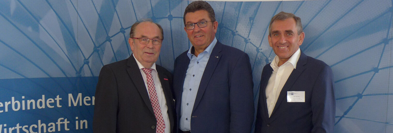 Staatsminister Franz-Josef Pschierer (Mitte) gemeinsam mit den Präsidenten der Handwerkskammer für Unterfranken Walter Heußlein (links) und der IHK Würzburg-Schweinfurt Otto Kirchner (rechts). Staatsminister Franz-Josef Pschierer (Mitte) gemeinsam mit den Präsidenten der Handwerkskammer für Unterfranken Walter Heußlein (links) und der IHK Würzburg-Schweinfurt Otto Kirchner (rechts).