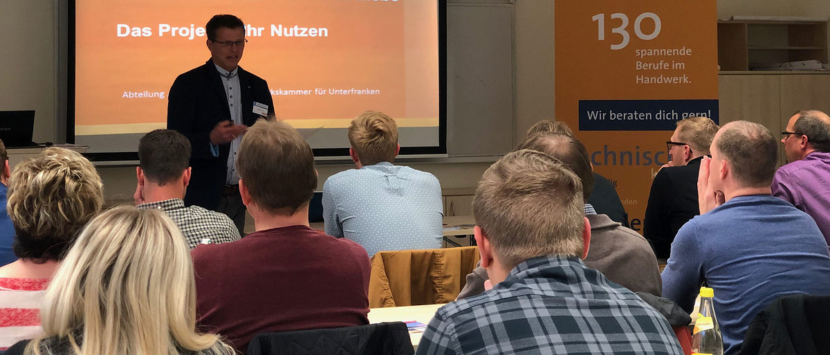 Jürgen Lutz, Projektmitarbeiter voon Q-Net Handwerk, berichtete interessierten Betrieben, wie sie vom neuen Unterstützungsangebot im Rahmen des Externen Ausbildungsmanagements profitieren können. Jürgen Lutz, Projektmitarbeiter voon Q-Net Handwerk, berichtete interessierten Betrieben, wie sie vom neuen Unterstützungsangebot im Rahmen des Externen Ausbildungsmanagements profitieren können.