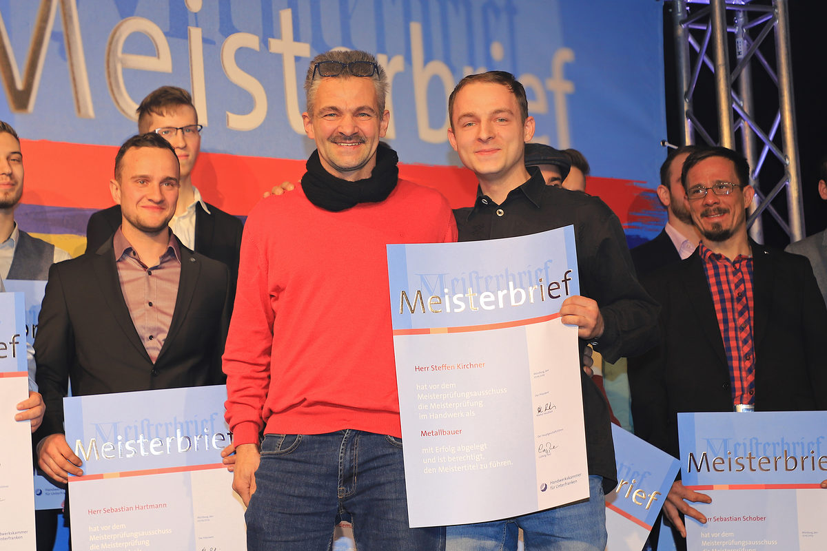 Vater und Sohn auf der Bühne der Meisterfeier Vater und Sohn auf der Bühne der Meisterfeier