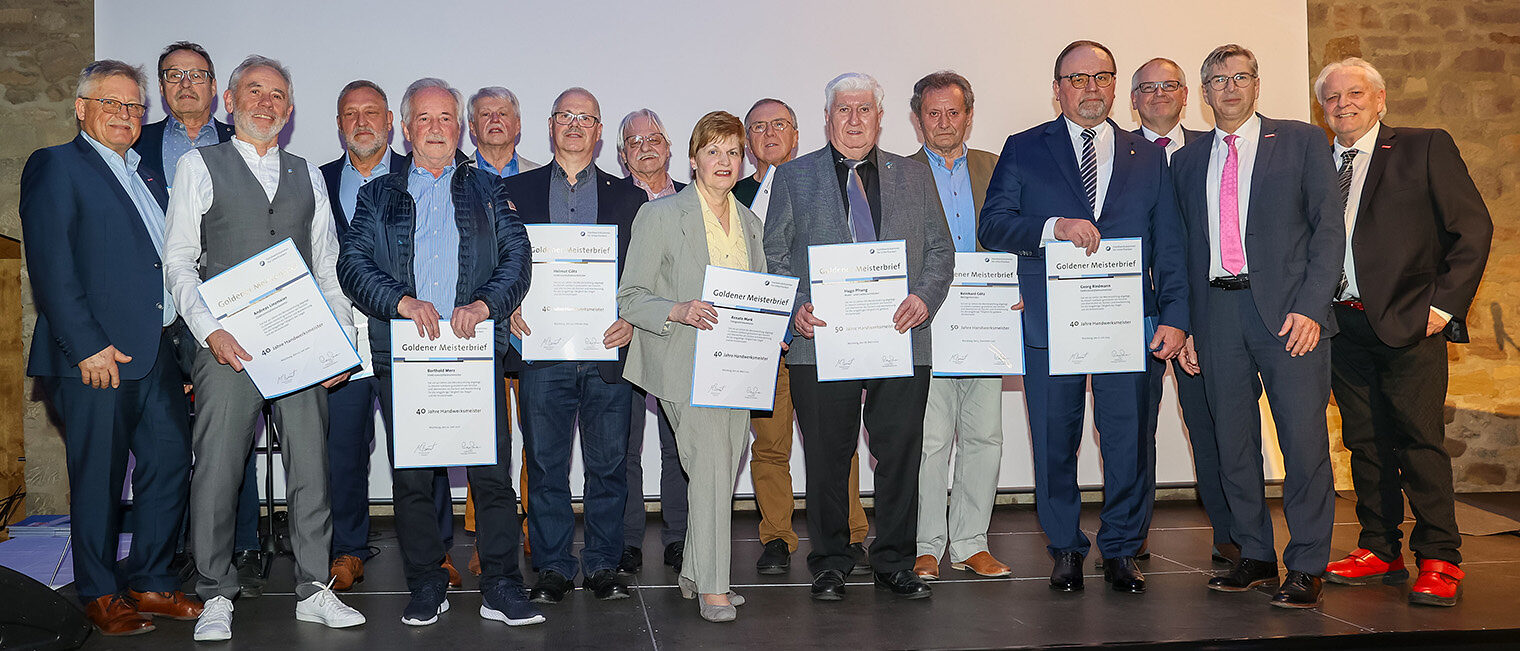 Gruppenbild nach der Verleihung der goldenen Meisterbriefe am Ehrenamtstag 2024.