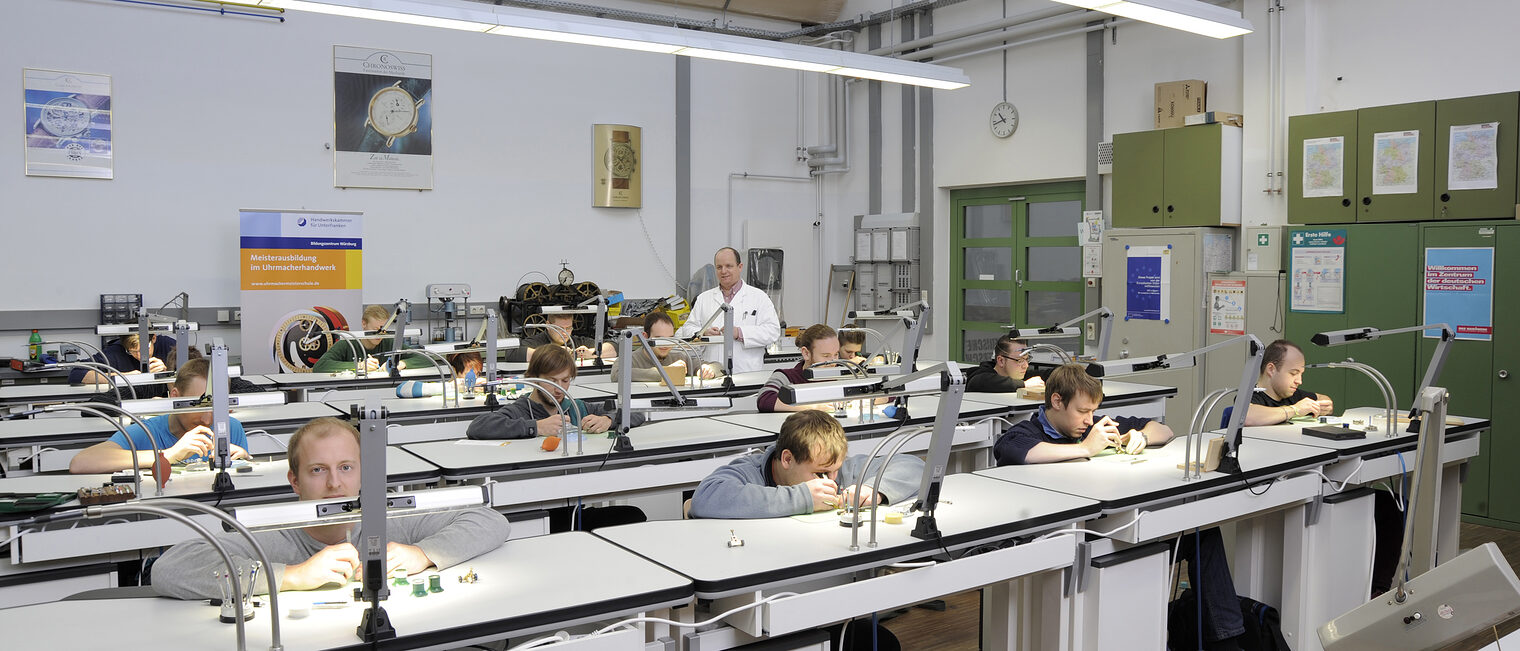 Die Werkstatt der Meisterschule für das Uhrmacherhandwerk