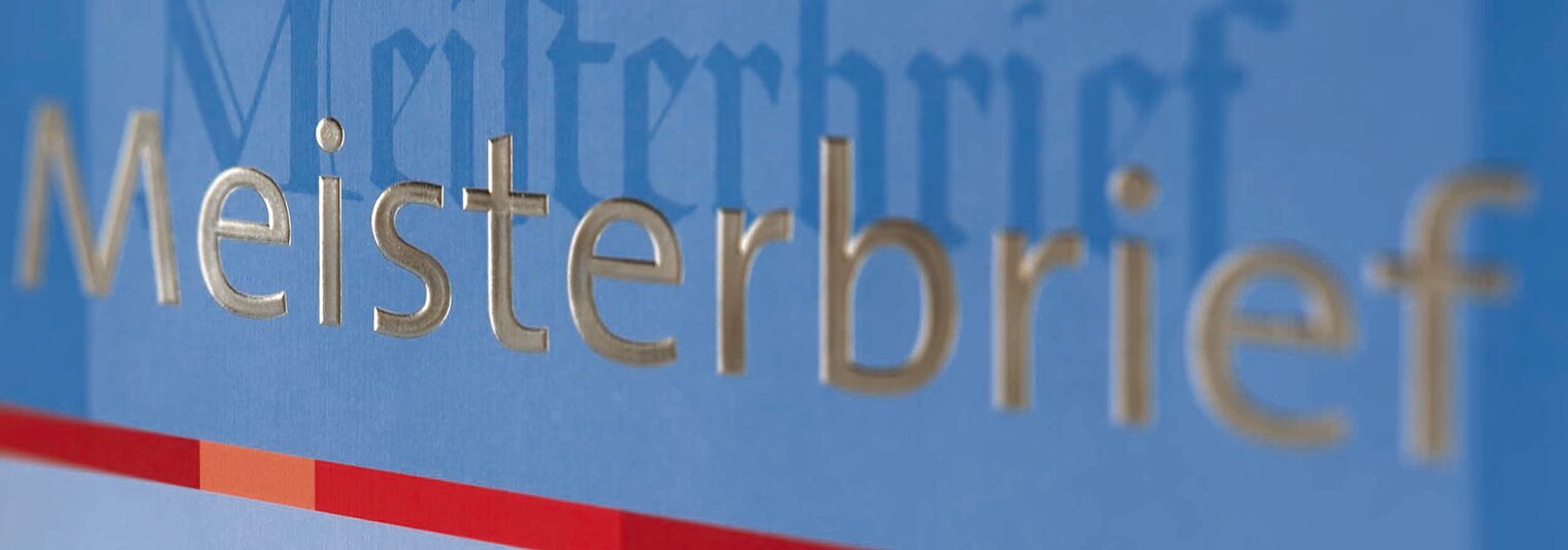 Meisterbrief Urkunde, oben: Meisterbrief in alter Schrift, darunter Meisterbrief in moderner Schrift