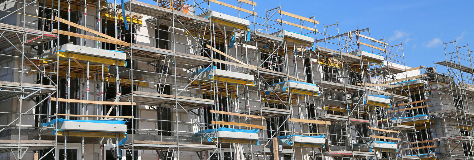 neubau, baustelle, haus, gebäude, bauwerk, bau, baukran, klinker, beton, hamburg, gerüst, baugerüst, bauen, bauprojekt, betonbau, kran, betonfertigteile, hausbau, wohnanlage, wohnungsbau, immobilie, immobilien, wohnungen, bauboom, betonfertigteil, mauer, mauerwerk, stein, betonbauer, fertigbeton, fertigteil, fertigteilbau, geschoss, ortbeton, spannbeton, stahlbeton, statiker, statik, tragwerk, tragwerksplaner, träger, bauingenieur, architekt, architektur, etage, hochbau, rohbau, balkone, stützen