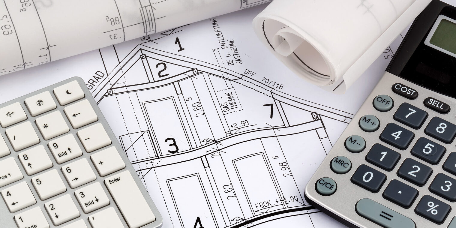  Ein Bauplan eines Architekten mit einem Taschenrechner. Symbolfoto für Finanzierung und Planung eines neuen Hauses.