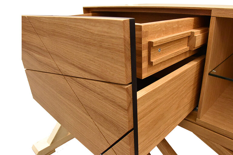 Schreinermeisterstück TV-Sideboard mit ausgefahrenen Schubladen