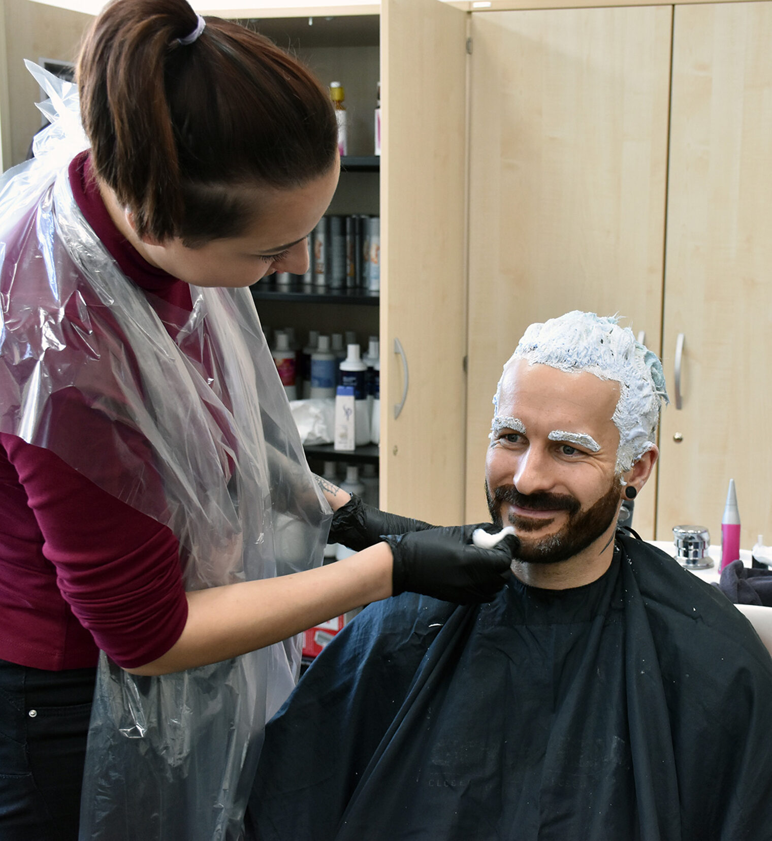 Haare einer Person werden gefärbt