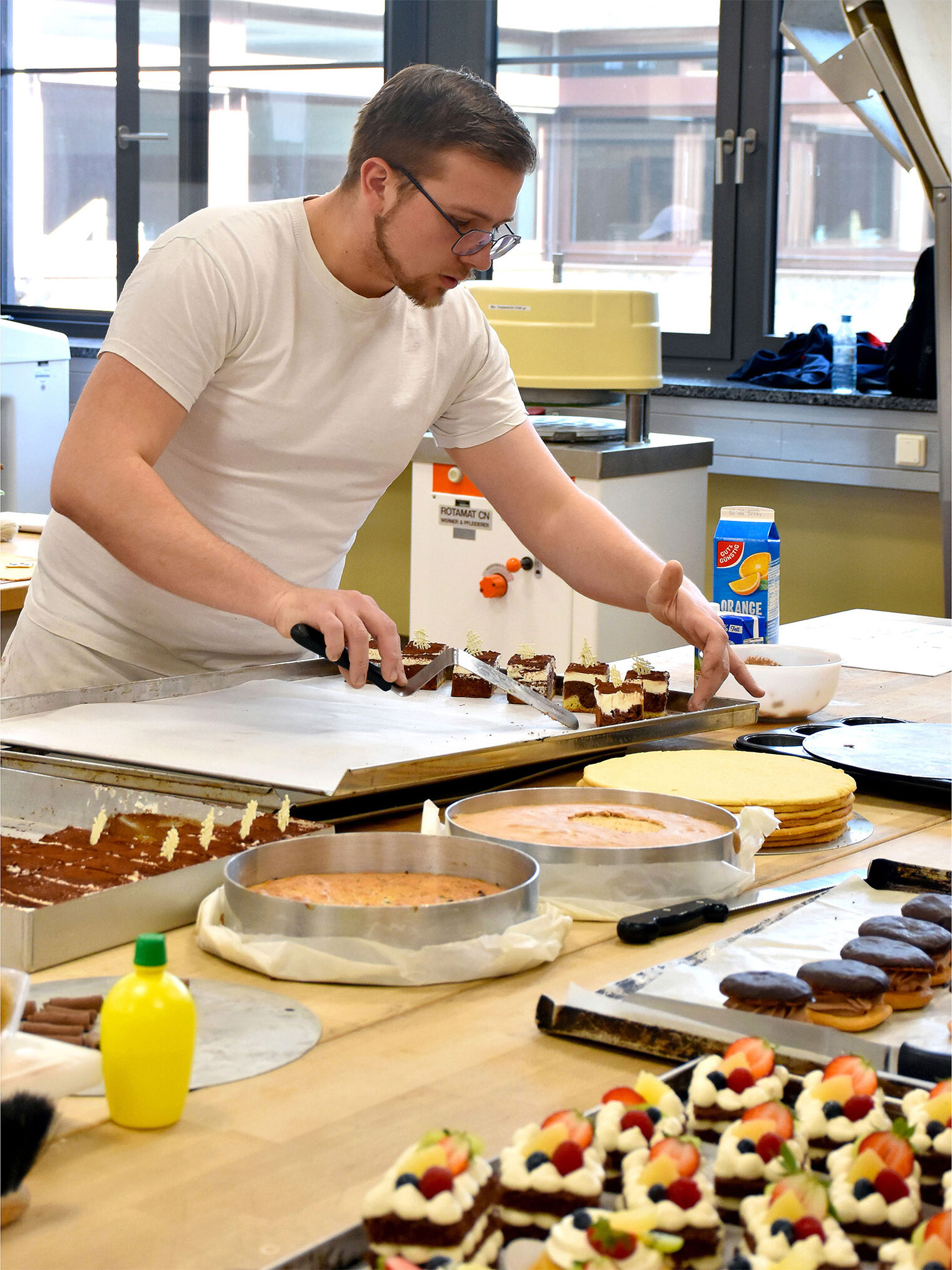 Person platziert Desserts auf einem Tablett