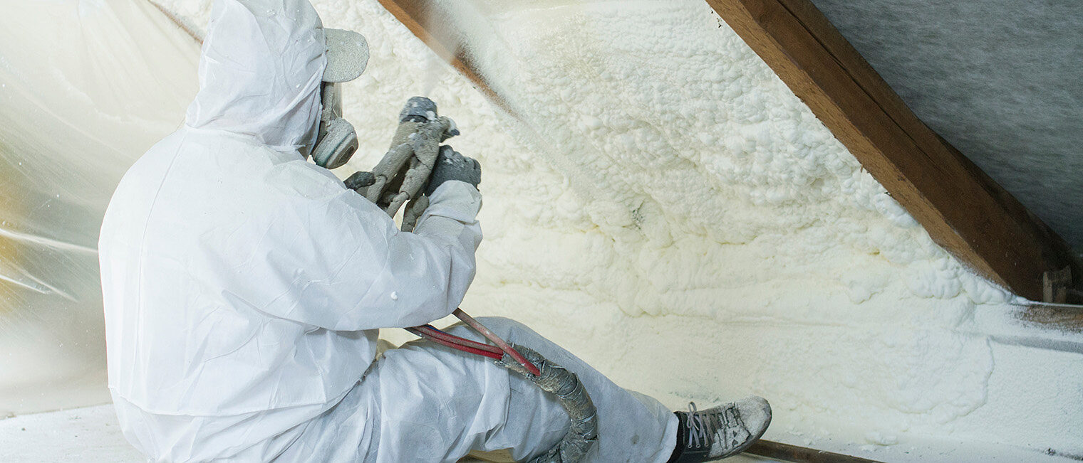 Schulungspflicht Diisocyanate Bauarbeiter an einer Wandisolierung sprüht Material auf