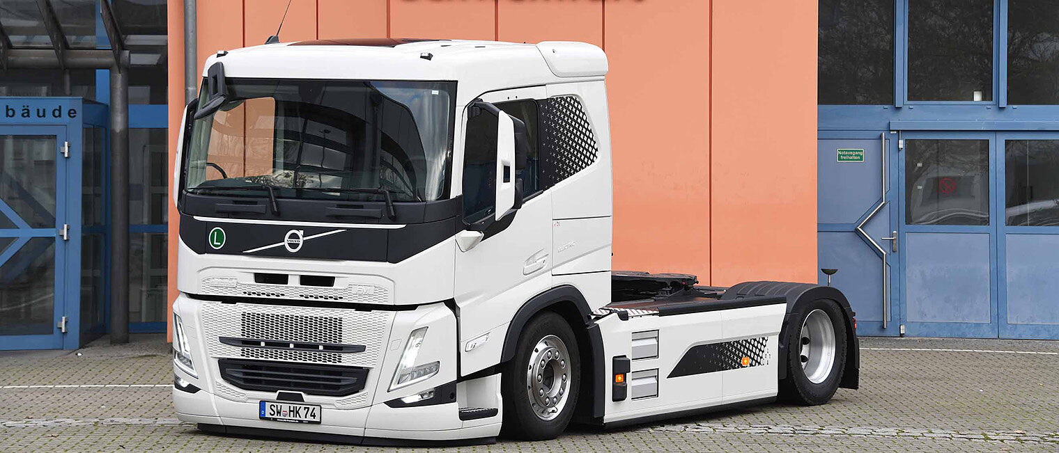 E-Lkw vor der Fahrzeugakademie Schweinfurt