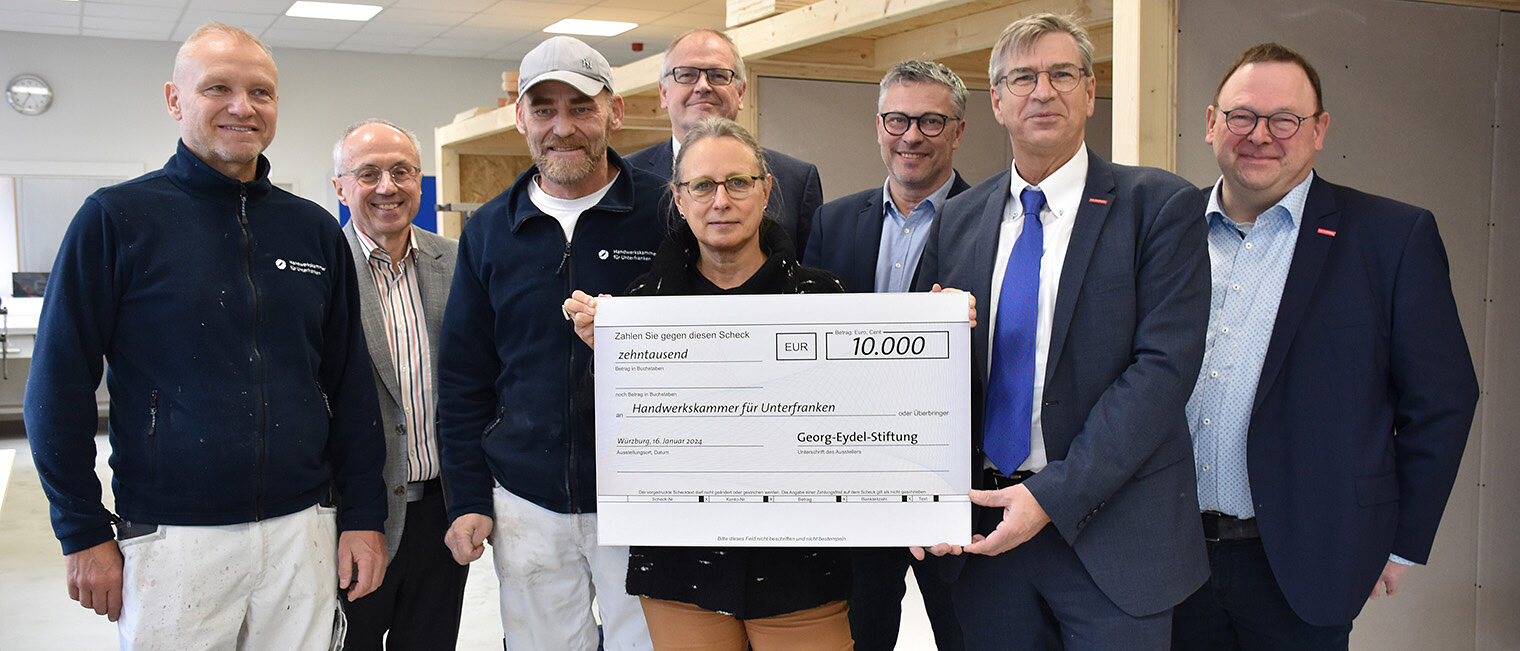 Scheckübergabe der Georg-Eydel-Stiftung an das Bildungszentrum Würzburg