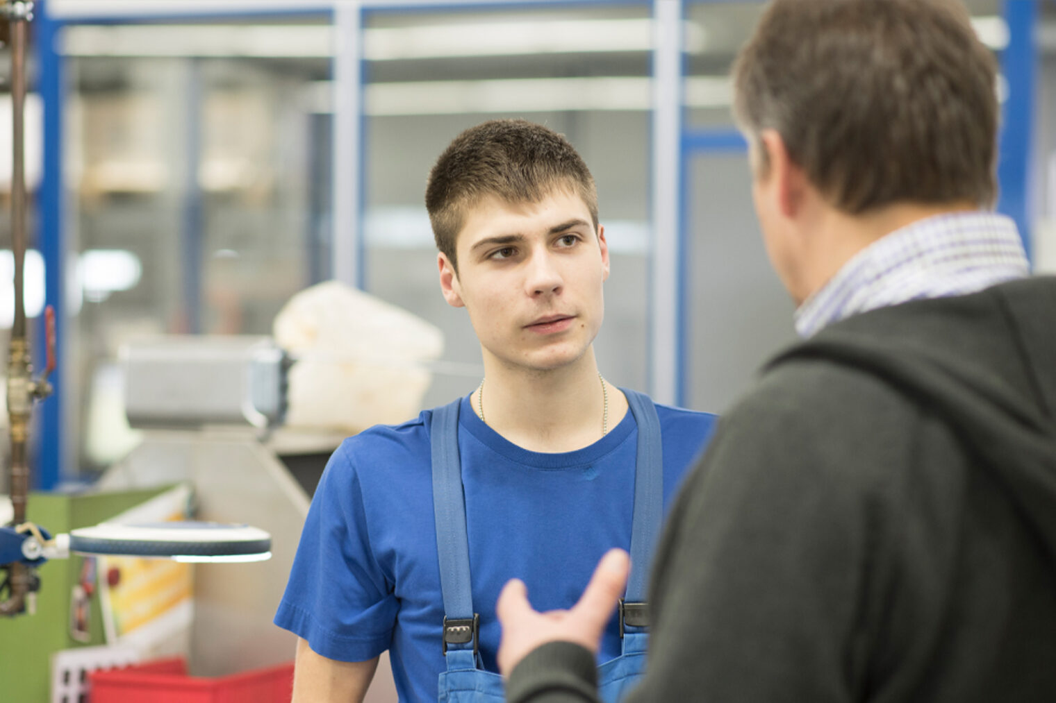 Auszubildender im Gespräch mit einem Ausbilder
