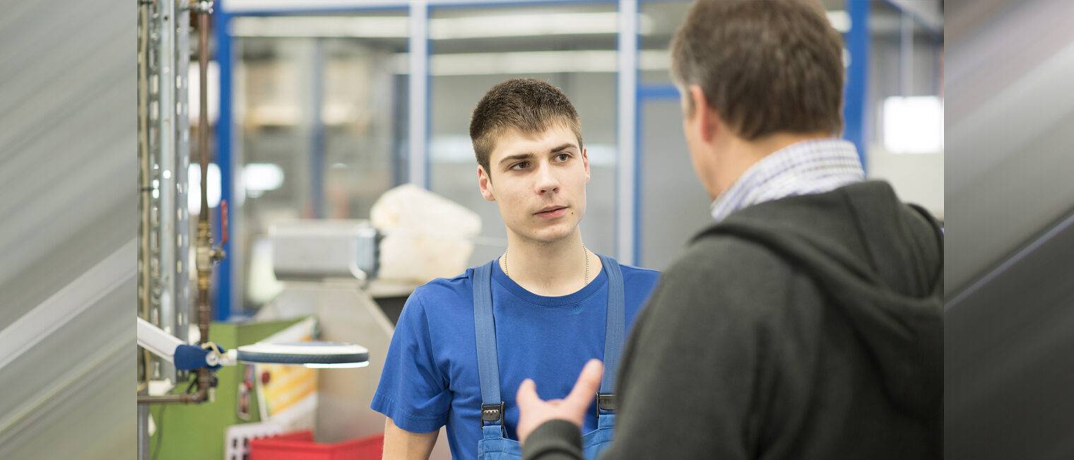 Ausbildung Handwerk | Ausbildungsberatung Auszubildender im Gespräch mit einem Ausbilder