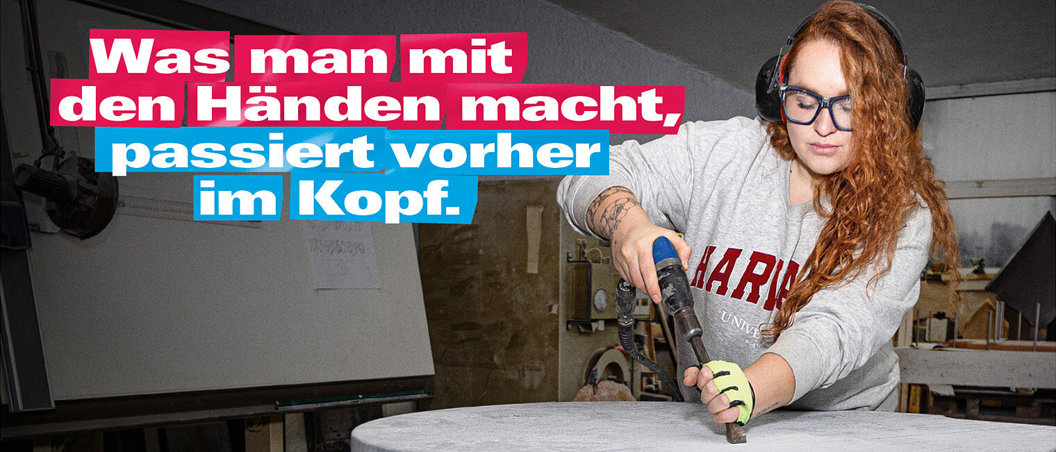 "Das Handwerk" - Was man mit den Händen macht, passiert vorher im Kopf Junge Frau mit Schutzbrille und Gehörschutz. Bildüberschrift: "Was man mit den Händen macht, passiert vorher im Kopf."