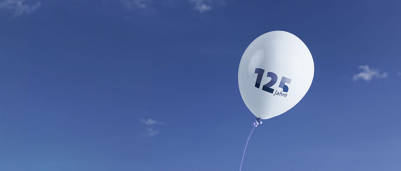 125 Jahre Jubiläum Handwerkskammer für Unterfranken Blauer Himmel mit blauem Handwerkskammer Luftballon "125 Jahre"