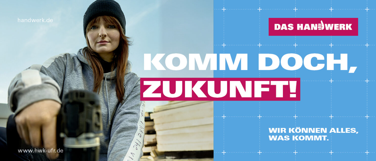 Werbemotiv Imagekampagne mit Spruch "Komm doch, Zukunft!" Junge Dackdeckerin mit langen Jahren und Mütze und Werkzeug in der Hand. Daneben der Spruch: Komm doch, Zukunft!