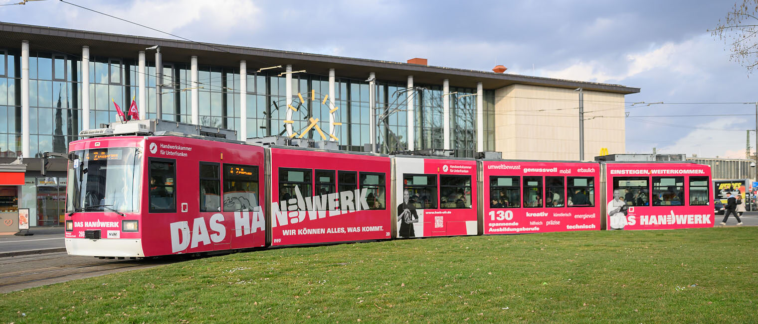 Straßenbahn Handwerk Würzburg Foto einer Straßenbahn vor dem Würzburger Hauptbahnhof