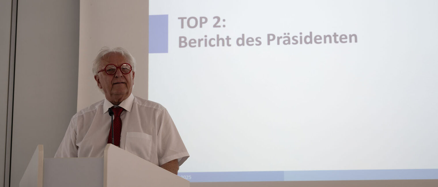 Vizepräsident Hofmann steht am Mikrofon