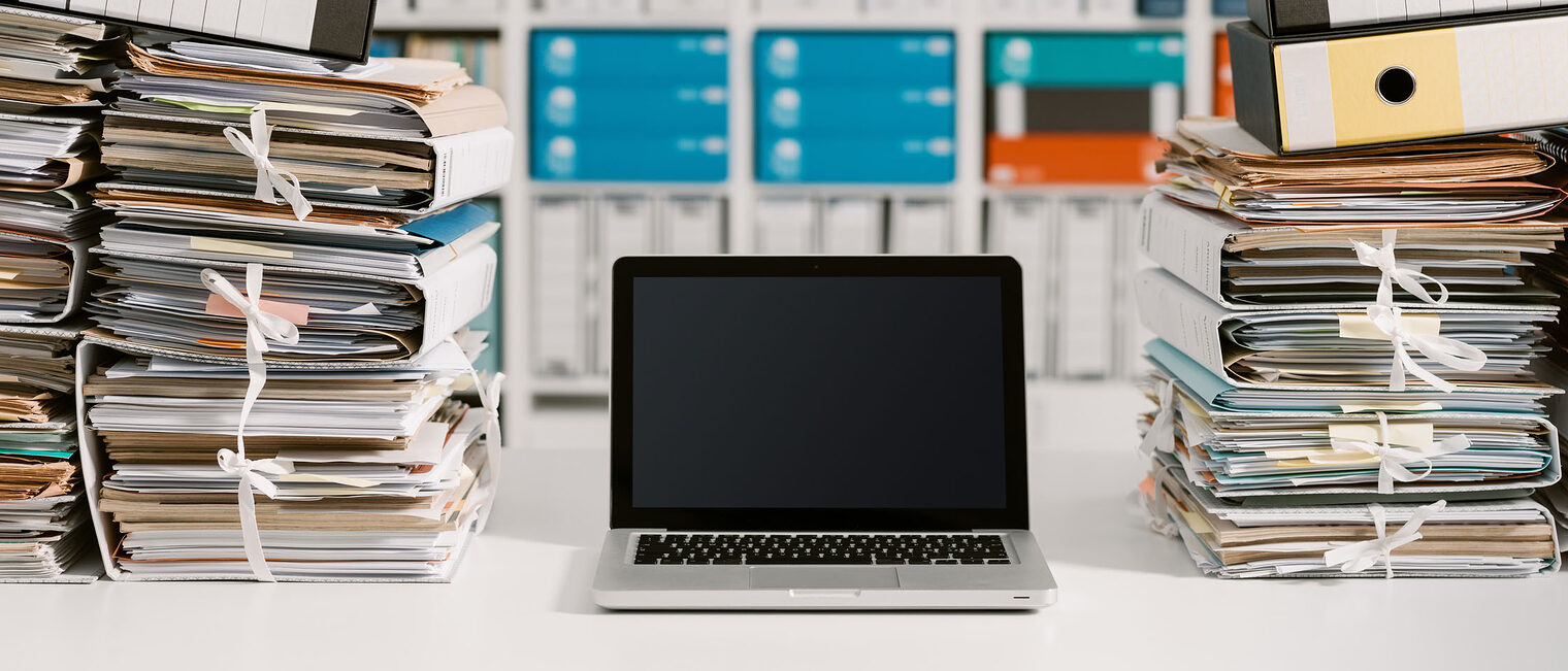 Ein Laptop mit vielen Ordnern