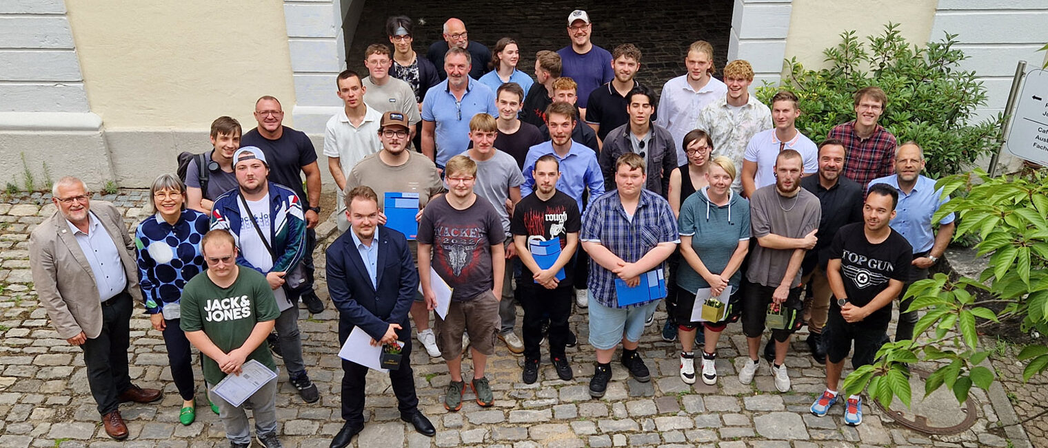 Gruppenfoto mit rund 30 Personen.