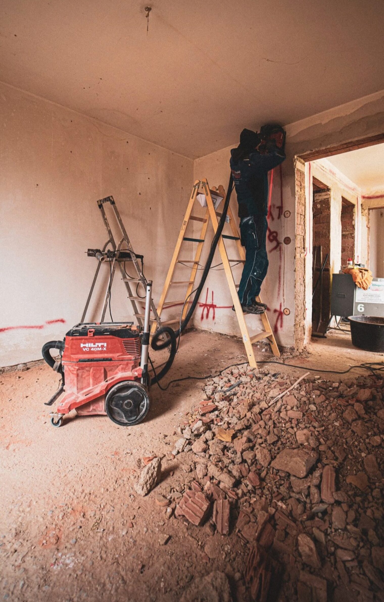 Elektroniker auf Baustelle