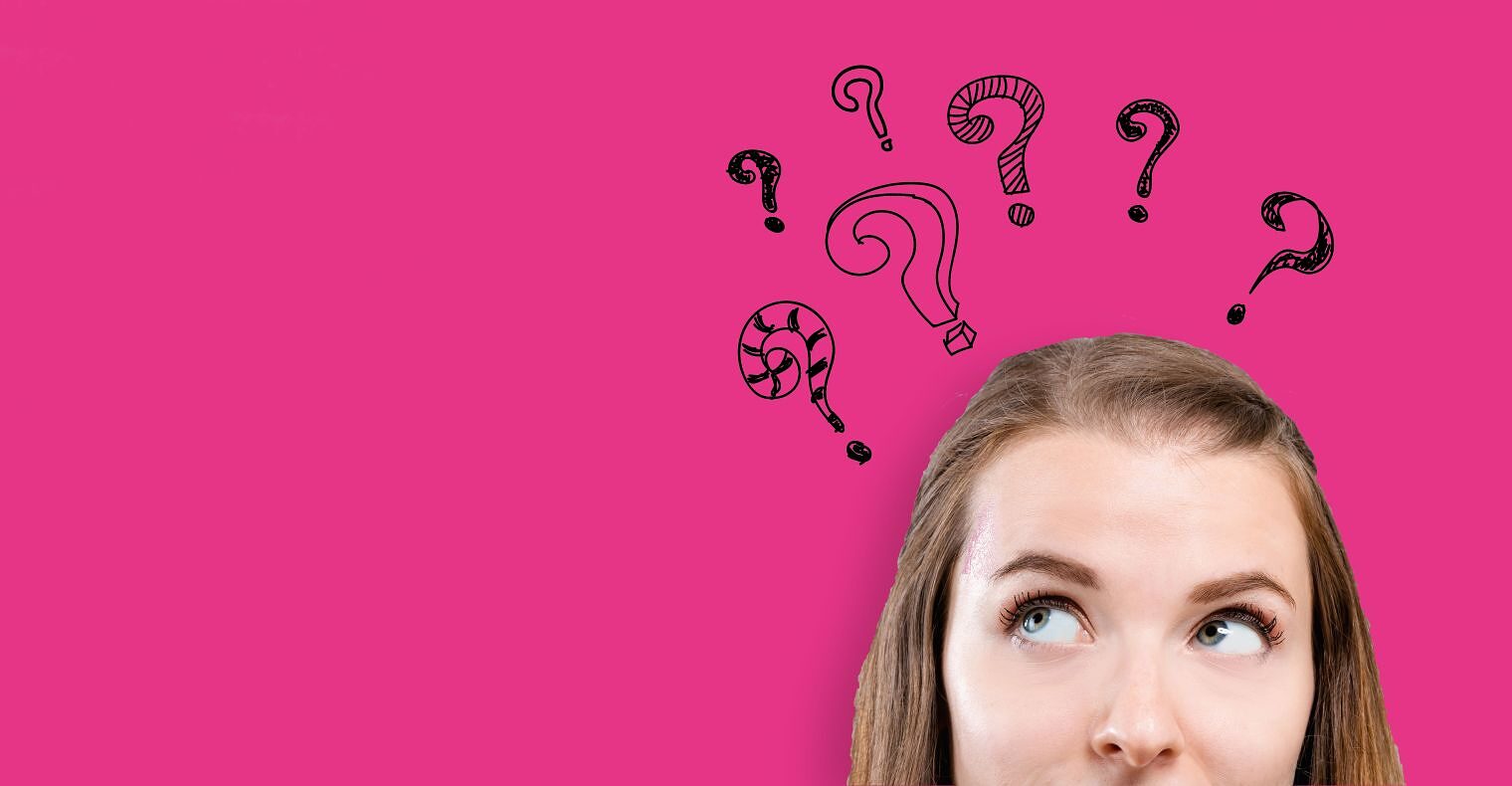 Frauenkopf mit gezeichneten Fragezeichen über dem Kopf, pinker Hintergrund