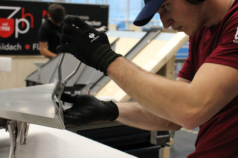 Spengler biegt Blech mit Zange