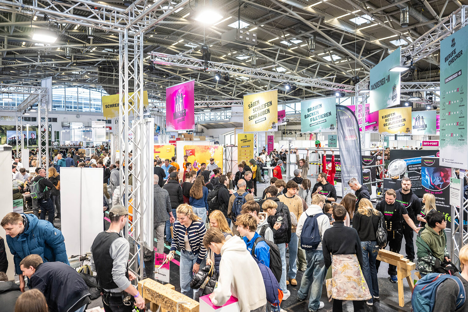 Überblick über Messefläche mit Ständen und Besuchern
