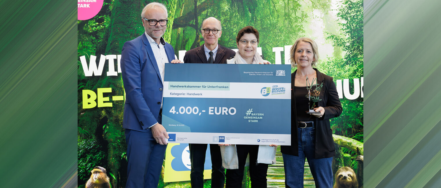 Gruppenfoto vier Personen mit Scheck und Aufschrift 4.000 Euro