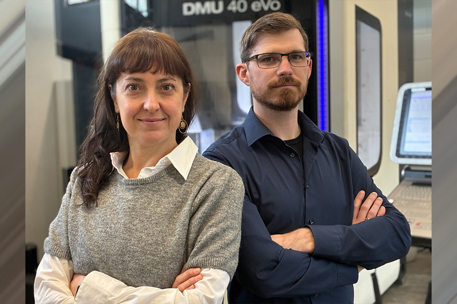 Porträtfoto zwei Personen schauen in Kamera