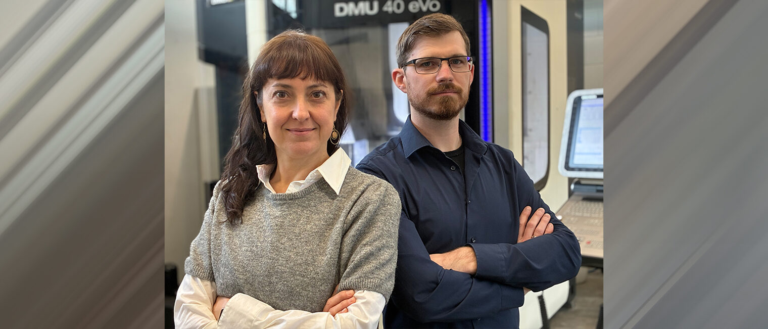 Porträtfoto zwei Personen schauen in Kamera