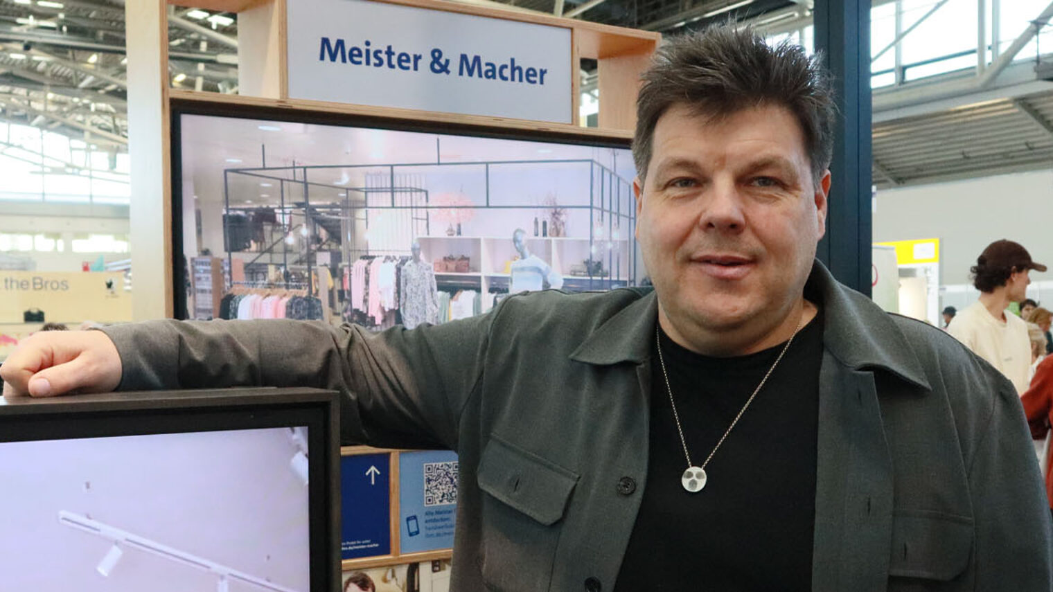 Porträtfoto Matthias Schäfer am Messestand