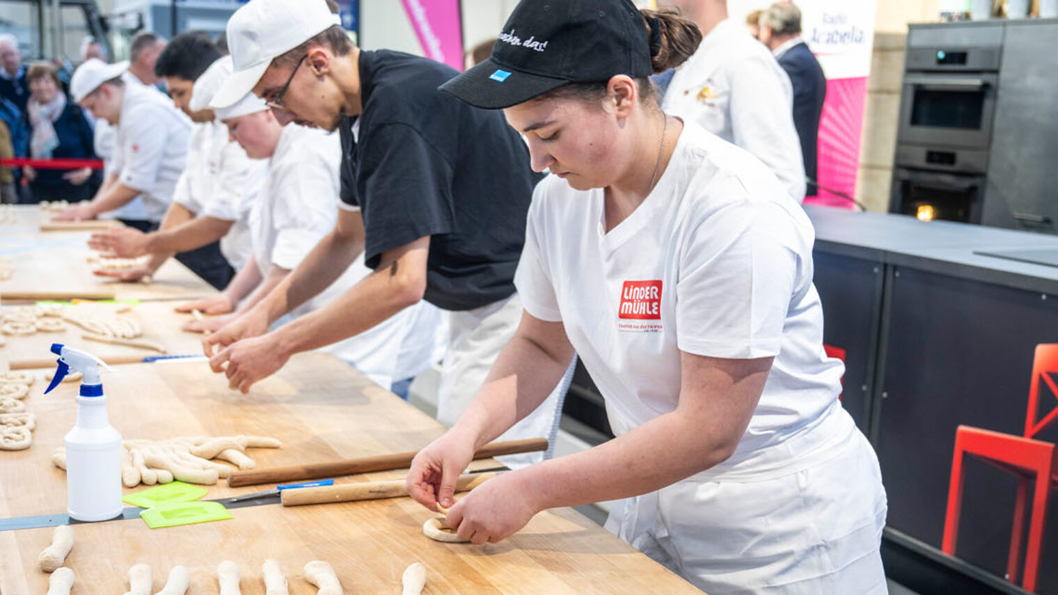 Bäcker beim Wettbewerb auf Messe formen Teig