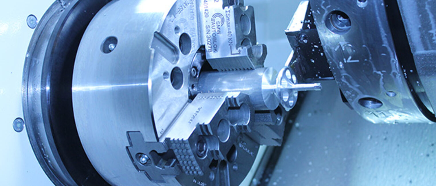 Detailaufnahme CNC-Drehen: Werkstückbearbeitung im Meisterkurs Feinwerkmechanik und CNC-Schulung der Handwerkskammer Aschaffenburg