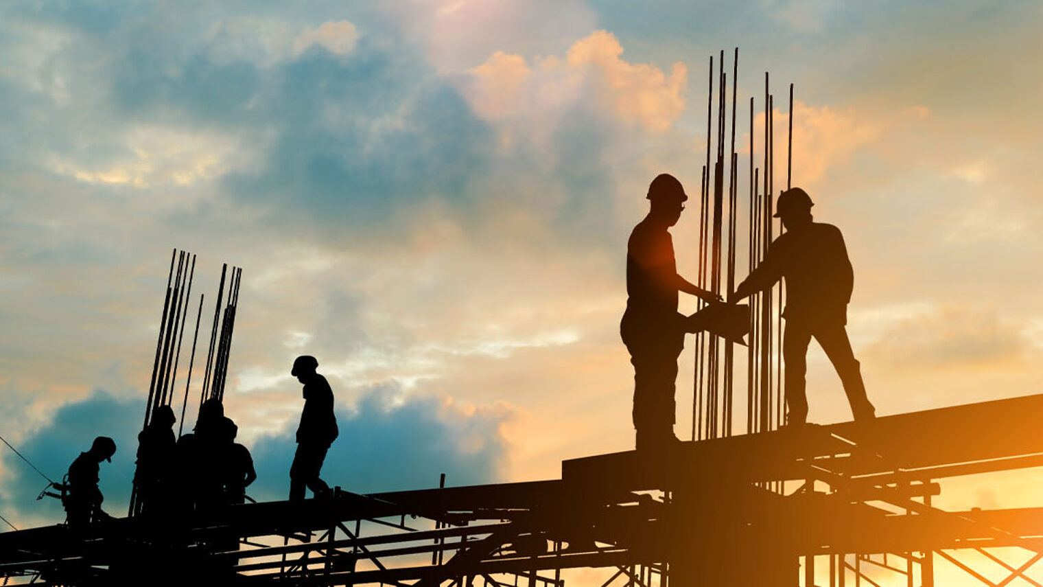 Symbolfoto Männer auf einer Baustelle im Abendlicht