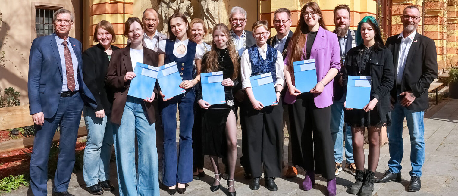 Gruppenfoto der freigesprochenen Goldschmiedegesellinnen