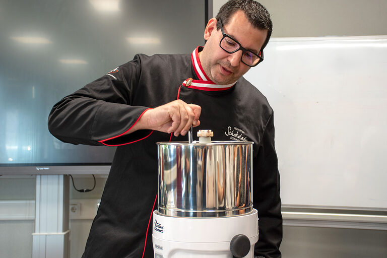 Schokoladensommelier Michael Weissböck beim Conchieren